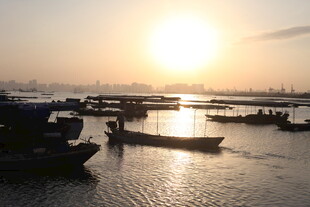 夕阳下的宁静港湾