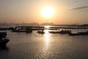 夕阳下的宁静水面与船只
