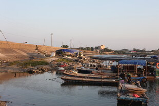 河边停泊的船只与棚屋