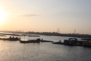 夕阳下的宁静码头景象