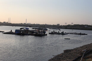 河畔船只停泊景象