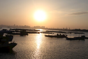 夕阳下的宁静港湾