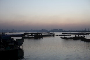 黄昏海港船只停泊景象