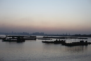 黄昏下宁静的水上船只景象