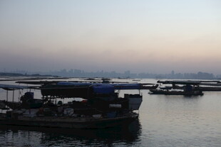 黄昏下的宁静水上船只场景
