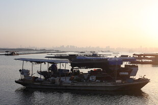 夕阳下的水上船只