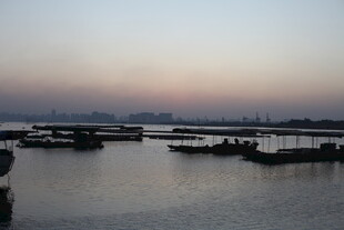 黄昏下宁静的水边停泊景象