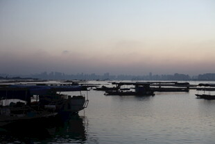 黄昏下的水上船只景象