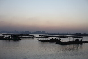 黄昏下宁静的水上船只景象