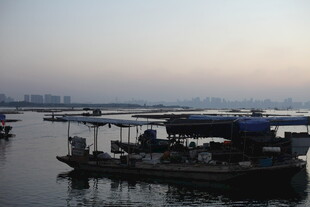 黄昏下的宁静水上渔船