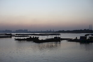 黄昏下宁静的码头景象