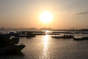 夕阳下的宁静港湾