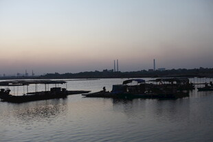 黄昏下的宁静码头景象