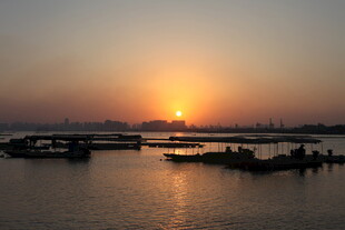 夕阳下的宁静码头