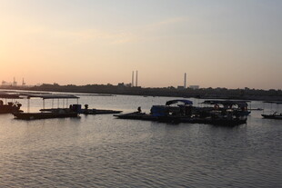 黄昏海港船只静谧景象