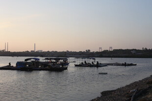 河畔暮色中的停泊船只