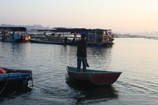 湖畔孤舟上的垂钓者