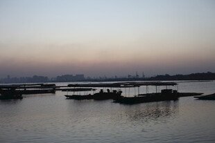 黄昏下宁静的水上停泊场景