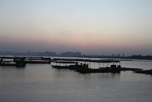 黄昏下宁静的港口景象