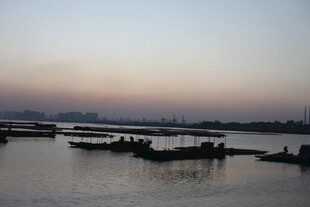 黄昏下的宁静江面景象