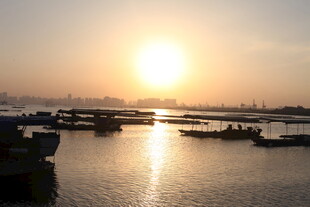 夕阳下的宁静水面与船只