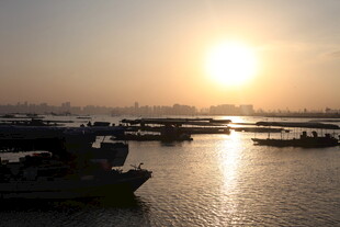 夕阳下的码头水面美景