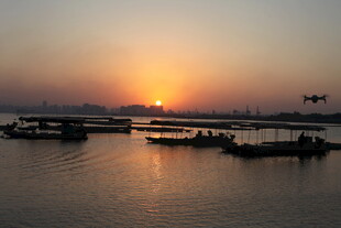 夕阳下的宁静港湾