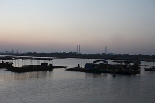 黄昏下的宁静港口