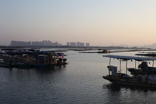 黄昏下的水上船只景象