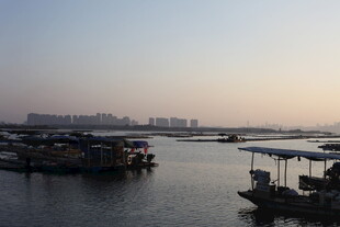 黄昏下的码头船只景观