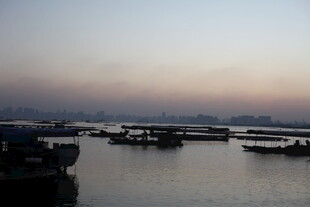 黄昏下的宁静港口景象