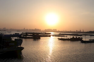夕阳下的宁静港口