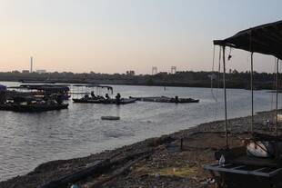 黄昏下的宁静码头景象