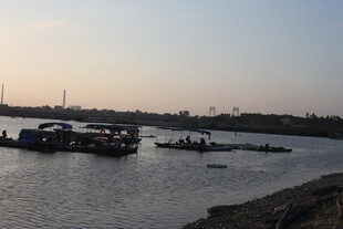 河畔停泊船只的宁静景象