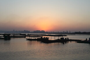 夕阳下的宁静码头景色