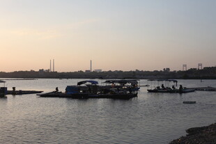 河畔船只静泊黄昏美景