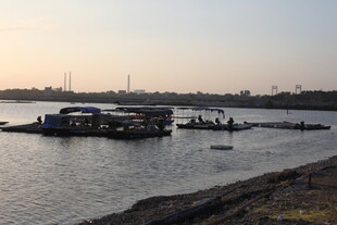 黄昏下的水上船只景观