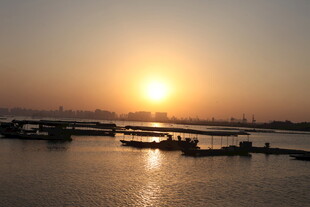 夕阳下的宁静港口