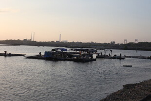 黄昏下的宁静码头场景