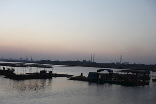 黄昏下的宁静码头景象