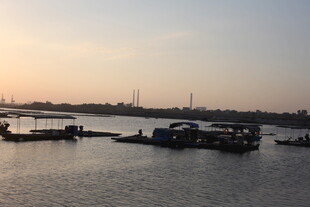 黄昏下宁静的河畔码头