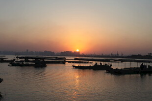 夕阳下湖面船只美景