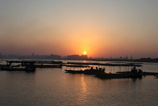 夕阳下的宁静水域