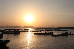 夕阳下的宁静水域与船只