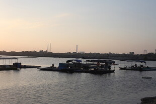 黄昏下的宁静码头景象