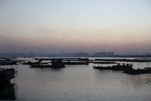 黄昏下的水上船只景象