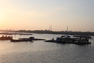 夕阳下的河畔码头景象