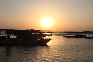 夕阳下的宁静海面与船只