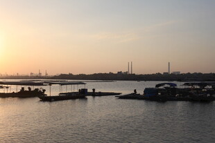 夕阳下的海港美景