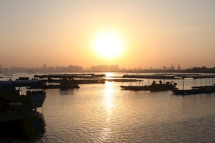 夕阳下的宁静码头水域